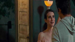 L'attrice Emma Roberts lingerie e scene di film erotici