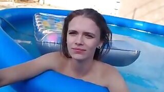 College chick con piccole tette scopata in piscina