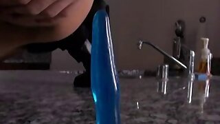 Cutie emo Kami si siede sulla sua spina di estremità