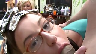 Gallo succhiare Party nel salone di capelli