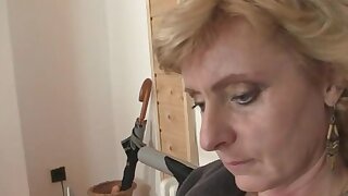 Gli uomini di consegna condividono vecchia nonna magra
