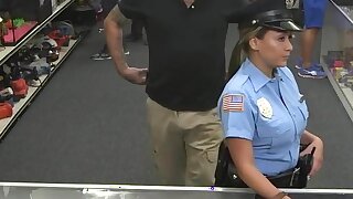 Polizia pawning bambino disposto a Fanculo per contanti