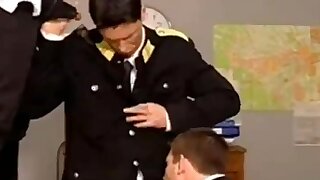 Caldo sesso a quattro nella stazione di polizia