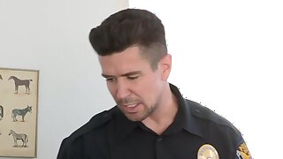 Corrompere il poliziotto Fucks Young autore del reato