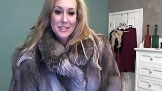Milf pornostar In pelliccia giocattoli in Cam