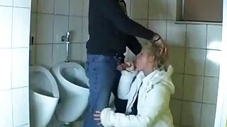 giovane Guy scopa un maturo in un bagno pubblico