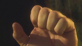 Tizio romantico dà sue ragazze una scopata hardcore sulla sua barca al fiume