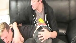 Derrick Paul e Hans Blan - Una Scena Spanking Gay Fetish