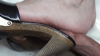 Footjob calda con zoccoli sexy!!