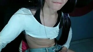 Francese CD vixen in pantaloncini corti gioca con il suo clitty.