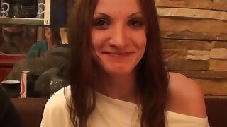 Ragazza si spoglia e succhia cazzi nella caffetteria