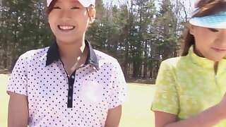 Tre asiatico babes giocare un gioco di striscia golf