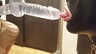 Buon pompino a un dildo che ha solo bisogno di sperma....