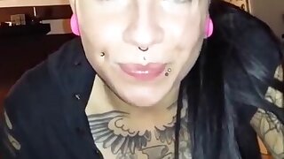 Deutsche Tattoo-Schlampe blaest und Freaky