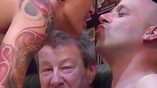 partito Milf tettona tatuata sbattuto