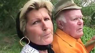 Nonno scopa teen prosperose e mamma in riva al lago