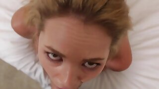 Petite piccola slut Angel Smalls fa pompino