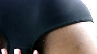 Ladyboy filippino con tette piccole stuzzica peloso culo con dildo