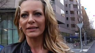 Tedesco ragazza con grandi tette rifatte