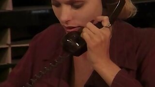 Hottie bionda con belle naturali succhia & scopa un grosso cazzo duro in ufficio