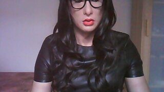 Trans uso dildo e si masturba in abito di pelle