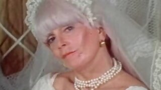 Grandi tette Granny Candy Samples si masturba in abito da sposa