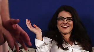 Scalzi inglese voyeur istruisce sul divano