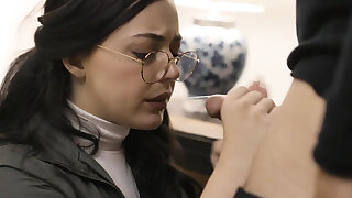 Vergine teen studentessa sfruttata da un assistente sociale