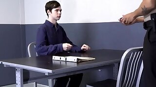 Teen perp detained e anale scopata da Officer su duty