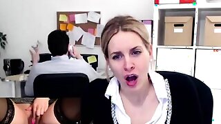 Amatoriale masturbazione orgasmo fragoroso negli uffici pubblici