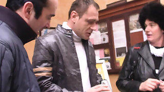 Vecchia nonna in lingerie rossa Doppia penetrazione