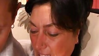 Italiana matura cazzo di caldo sul divano