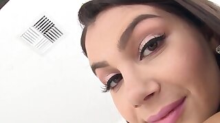 Valentina si china il culo. La bellezza italiana dai grossi seni Valentina Nappi posa in giarrettiere, calze e tacchi, mostrando i suoi beni naturali. Dopo aver ottenuto il suo culo cerchiati, lei gole un grande boner fino a quando i suoi occhi iniziano a