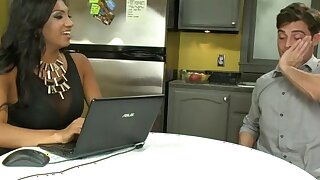 TRIO CALDO CON TS BABE JESSY DUBUI, UN RAGAZZO E NUOVA RAGAZZA INNOCENTE!