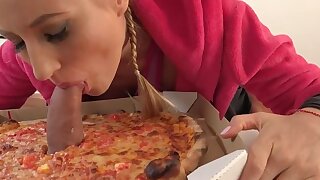 Deliziosa pizza Topping-Consegna ragazza vuole sperma in bocca