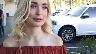 Bionda Braceface scopa all'aperto