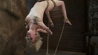 Hot blond soffre però di una brutale sospensione invertita di categoria 5.Quanti orgasmi può prendere?