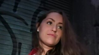 Bruna con grandi tette scopata in una cantina