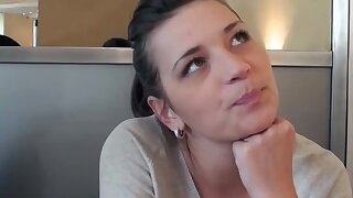 Vero sesso pubblico con una splendida bruna