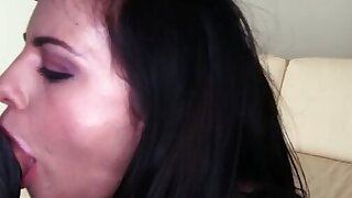 Sexy Bruna Gole profonde Il Cazzo e ingoia tutto!