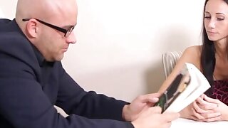 Sexy ragazza dai capelli lunghi scopata dal suo vecchio insegnante proprio sul suo tavolo