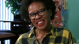 Ariela interviste e si diffonde il suo esotico bush