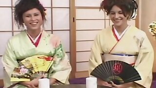 Doppio asiatico cazzo con cuties in kimono e chiudere su di rasato micio