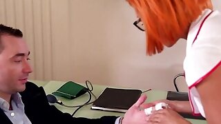 Naughty nurse Rose Valerie succhia e scopa il Dr. e il suo paziente!