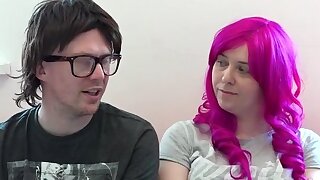 Sophie Garcia lascia un nerd leccare la figa.