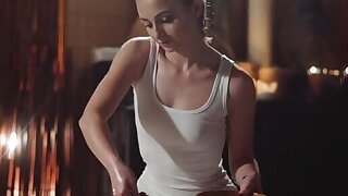 Sexy olio imbevuto tette piccole massuese