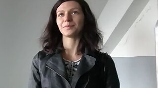 Turista scopa per soldi in pubblico