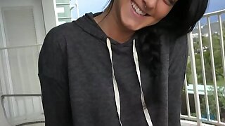 Dopo un early breakfast voi fanculo Sabrina e cum con un handjob