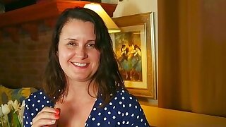 Aynslie racconta una storia sul suo Cross Dressing Amico