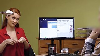 LOAN4K MILF pelirroja tetona tiene sexo con un chico colgado que puede ayudarla